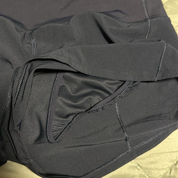 Lululemon Hotty Hot shorts Size 6 Navy color - Picture 2 of 6